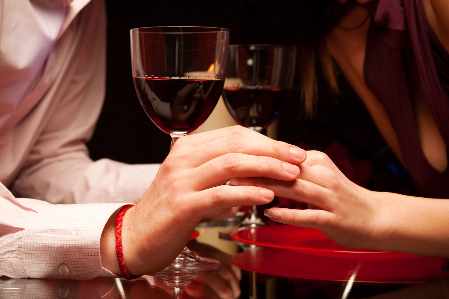 Два бокала вина ремикс. Романтический вечер с вином. Романтический ужин с вином. Романтический ужин бокалы и руки. Мужчина женщина вино.