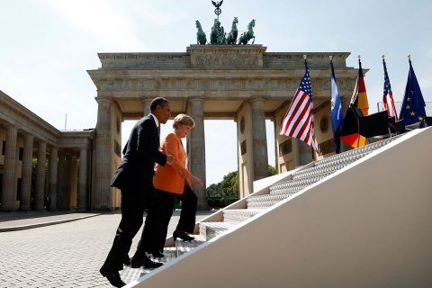 Obama speaks at the Brandenburg gate in Berlin